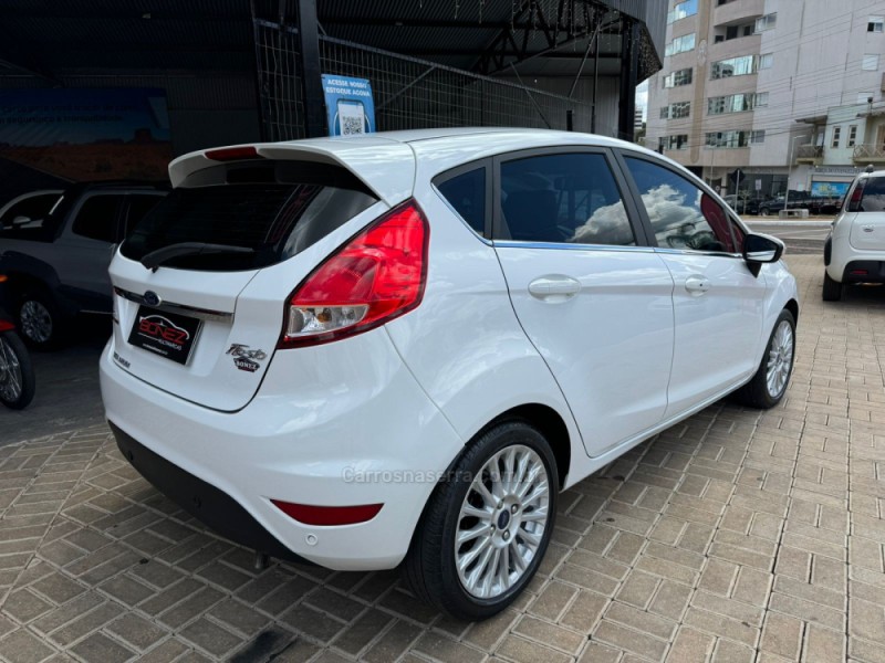 FIESTA 1.6 TITANIUM PLUS HATCH 16V FLEX 4P AUTOMÁTICO - 2016 - TAPEJARA