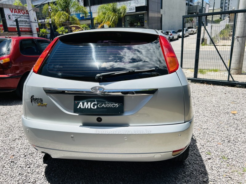 FOCUS 2.0 GHIA 16V GASOLINA 4P MANUAL - 2003 - CAXIAS DO SUL