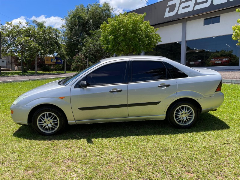 FOCUS 1.8 SEDAN 16V GASOLINA 4P MANUAL - 2003 - BOM PRINCíPIO