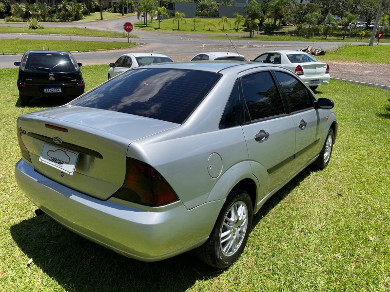 FOCUS 1.8 SEDAN 16V GASOLINA 4P MANUAL - 2003 - BOM PRINCíPIO