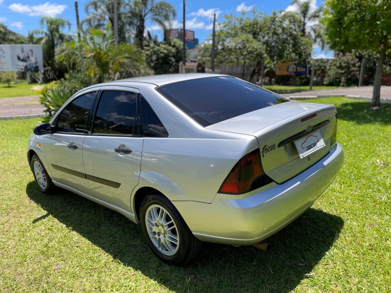 FOCUS 1.8 SEDAN 16V GASOLINA 4P MANUAL - 2003 - BOM PRINCíPIO