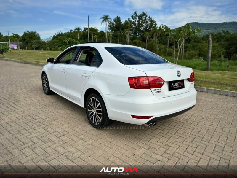 JETTA 2.0 TSI DSG HIGHLINE 200CV GASOLINA 4P AUTOMÁTICO - 2012 - SAPIRANGA