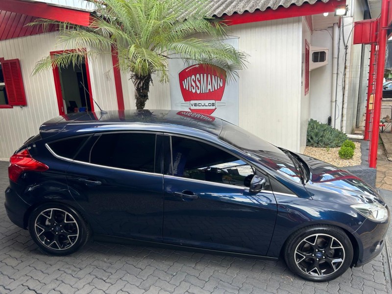 FOCUS 2.0 TITANIUM 16V FLEX 4P AUTOMÁTICO - 2014 - TRêS COROAS