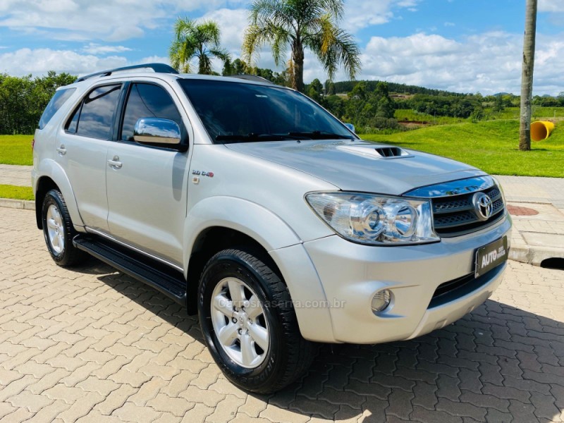 HILUX SW4 3.0 SRV 4X4 7 LUGARES 16V TURBO INTERCOOLER DIESEL 4P AUTOMÁTICO