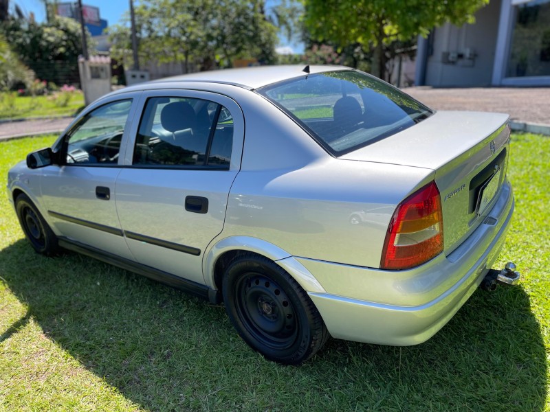 ASTRA 1.8 MPFI GL SEDAN 8V GASOLINA 4P MANUAL - 2001 - BOM PRINCíPIO