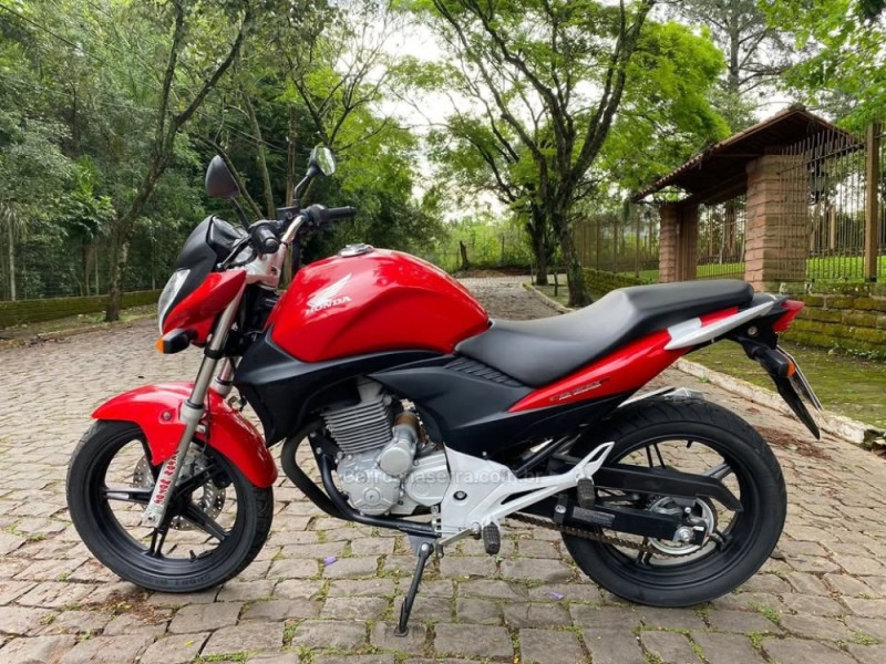 CB 300R  - 2011 - LAJEADO