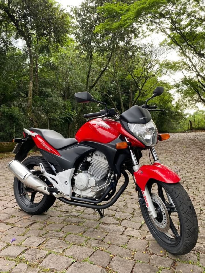 CB 300R  - 2011 - LAJEADO