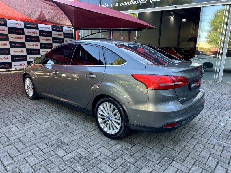 FOCUS 2.0 TITANIUM PLUS FASTBACK 16V FLEX 4P AUTOMÁTICO - 2017 - ESTâNCIA VELHA