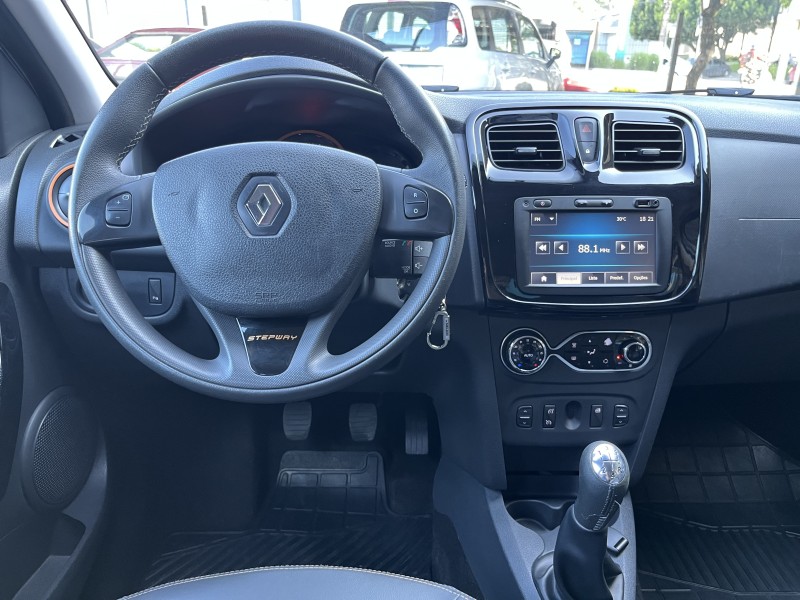 SANDERO 1.6 STEPWAY 8V FLEX 4P MANUAL - 2015 - GARIBALDI