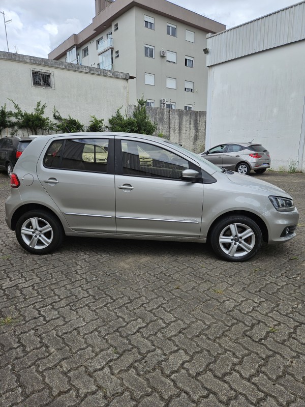 FOX 1.6 MI HIGHLINE 8V FLEX 4P AUTOMATIZADO - 2015 - FARROUPILHA