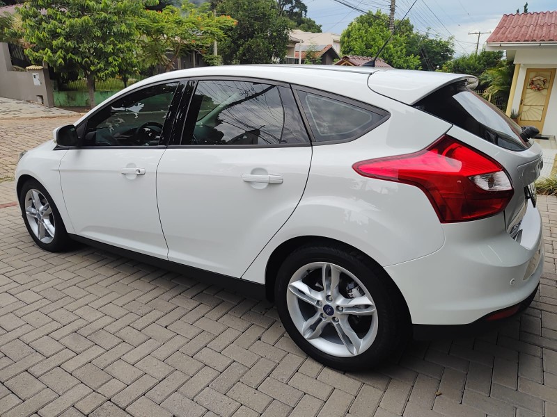 FOCUS 2.0 SE HATCH 16V FLEX 4P AUTO - 2015 - LAJEADO