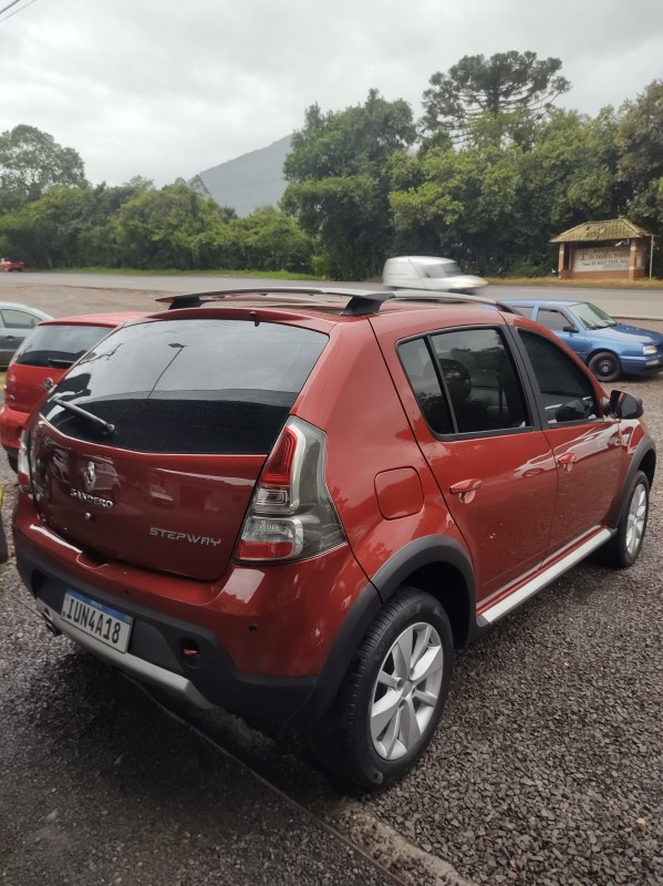 SANDERO 1.6 STEPWAY 8V FLEX 4P MANUAL - 2014 - VALE REAL