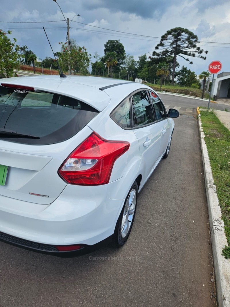 FOCUS 1.6 SE HATCH 16V FLEX 4P AUTOMÁTICO - 2014 - VERANóPOLIS