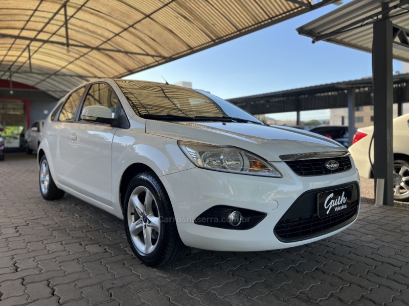 FOCUS 1.6 GLX 8V FLEX 4P MANUAL - 2013 - BOM PRINCíPIO