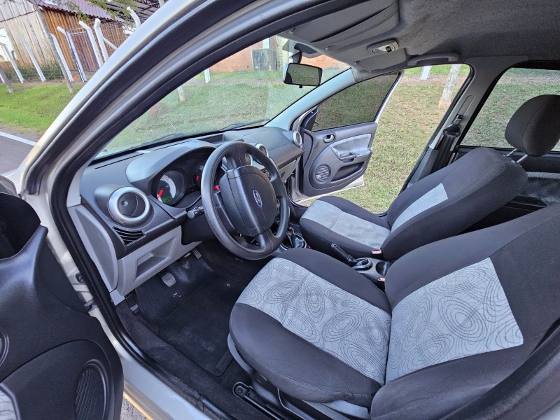FIESTA 1.6 MPI SEDAN 8V FLEX 4P MANUAL - 2010 - VENâNCIO AIRES