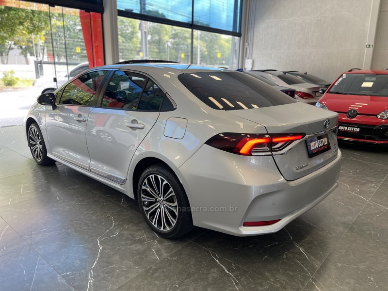 COROLLA 1.8 ALTIS PREMIUM 16V HÍBRIDO 4P AUTOMÁTICO - 2023 - ESTâNCIA VELHA