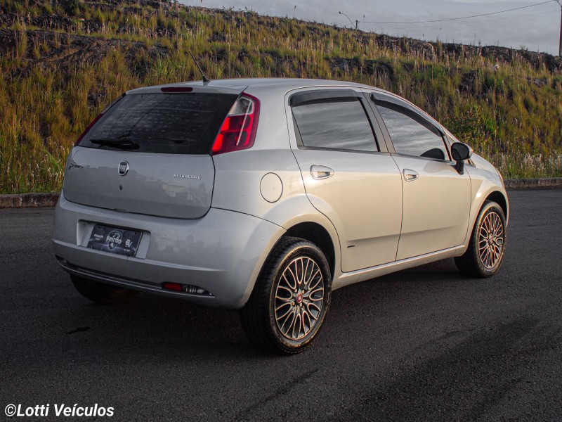 PUNTO 1.4 ATTRACTIVE 8V FLEX 4P MANUAL - 2011 - FARROUPILHA