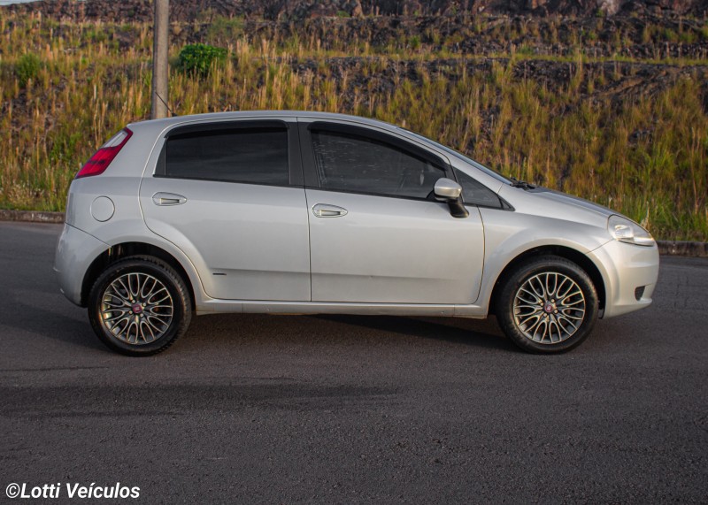 PUNTO 1.4 ATTRACTIVE 8V FLEX 4P MANUAL - 2011 - FARROUPILHA