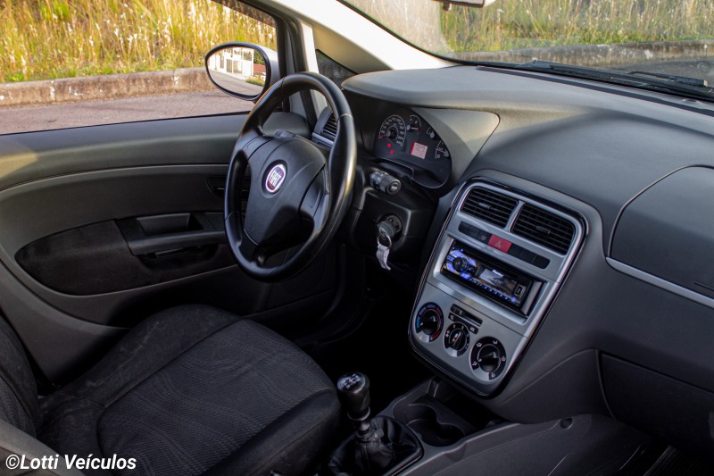 PUNTO 1.4 ATTRACTIVE 8V FLEX 4P MANUAL - 2011 - FARROUPILHA