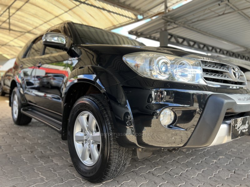 HILUX SW4 3.0 SRV 4X4 7 LUGARES 16V TURBO INTERCOOLER DIESEL 4P AUTOMÁTICO - 2010 - BOM PRINCíPIO