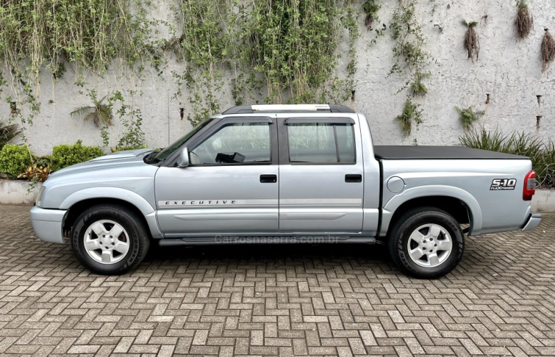 S10 2.4 MPFI EXECUTIVE 4X2 CD 8V FLEX 4P MANUAL - 2010 - SAPIRANGA