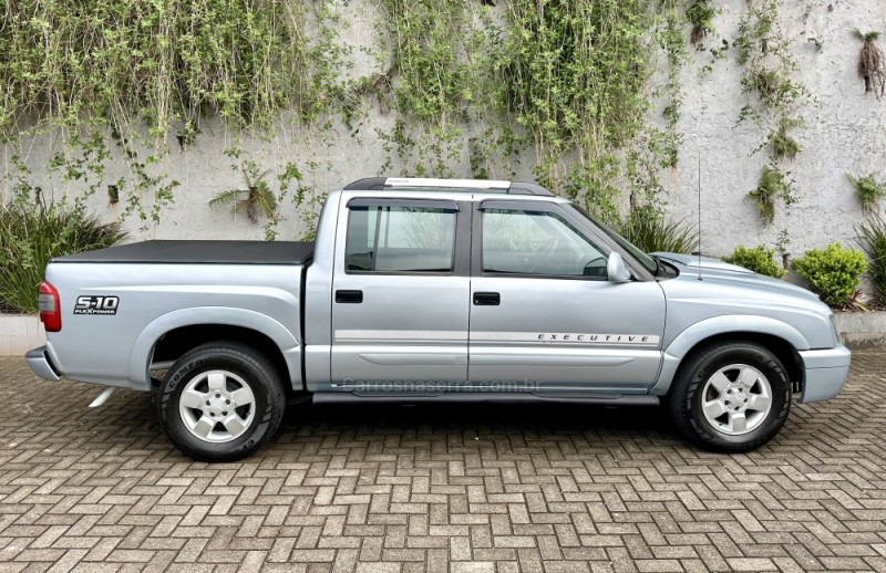 S10 2.4 MPFI EXECUTIVE 4X2 CD 8V FLEX 4P MANUAL - 2010 - SAPIRANGA