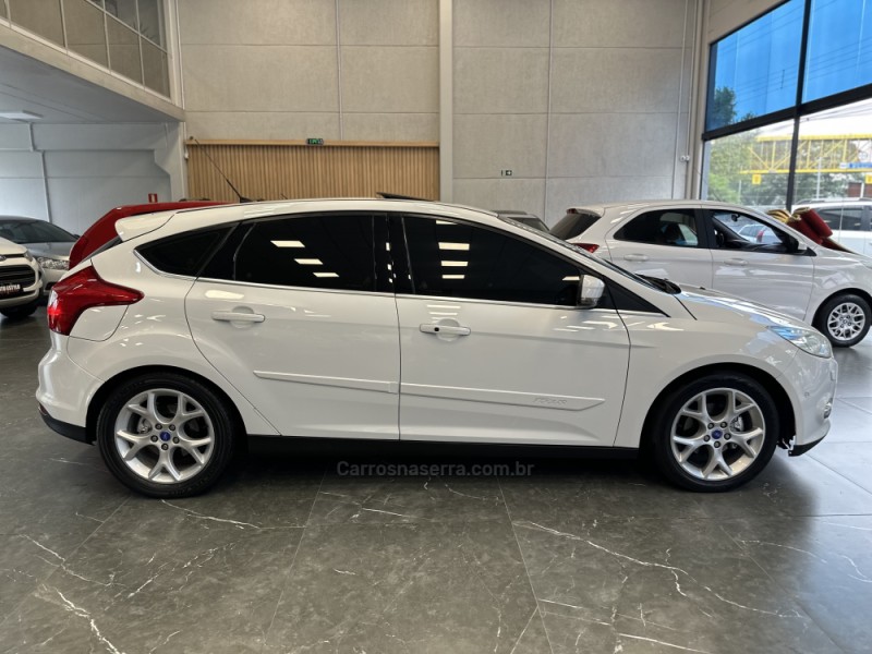 FOCUS 2.0 TITANIUM PLUS HATCH 16V FLEX 4P AUTO - 2015 - ESTâNCIA VELHA