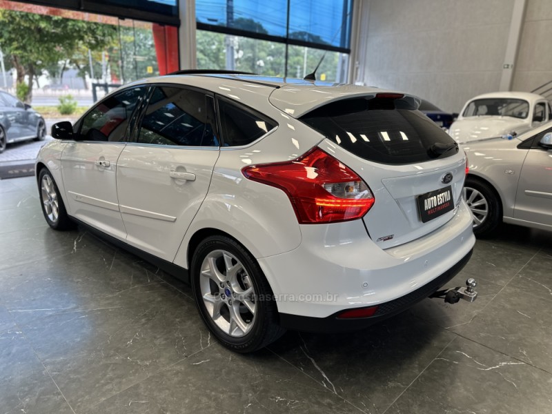FOCUS 2.0 TITANIUM PLUS HATCH 16V FLEX 4P AUTO - 2015 - ESTâNCIA VELHA