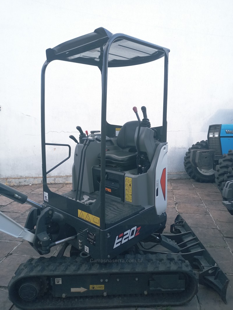 MINI ESCAVADEIRA  - 2022 - BENTO GONçALVES
