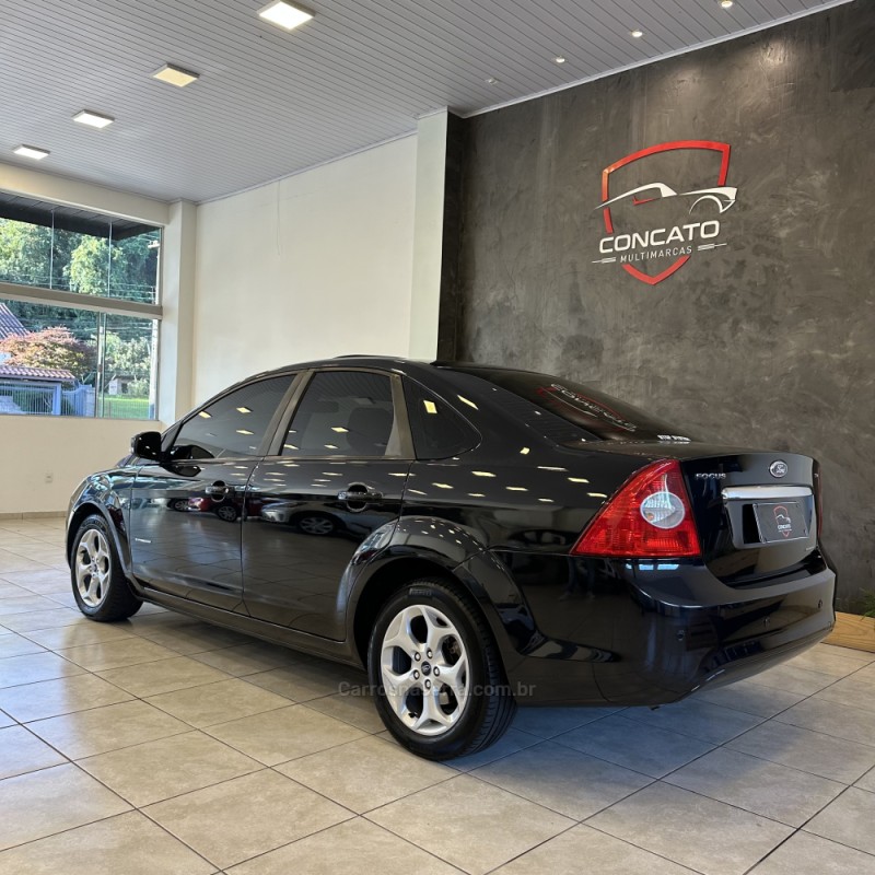 FOCUS 2.0 TITANIUM SEDAN 16V FLEX 4P AUTOMÁTICO - 2011 - FARROUPILHA