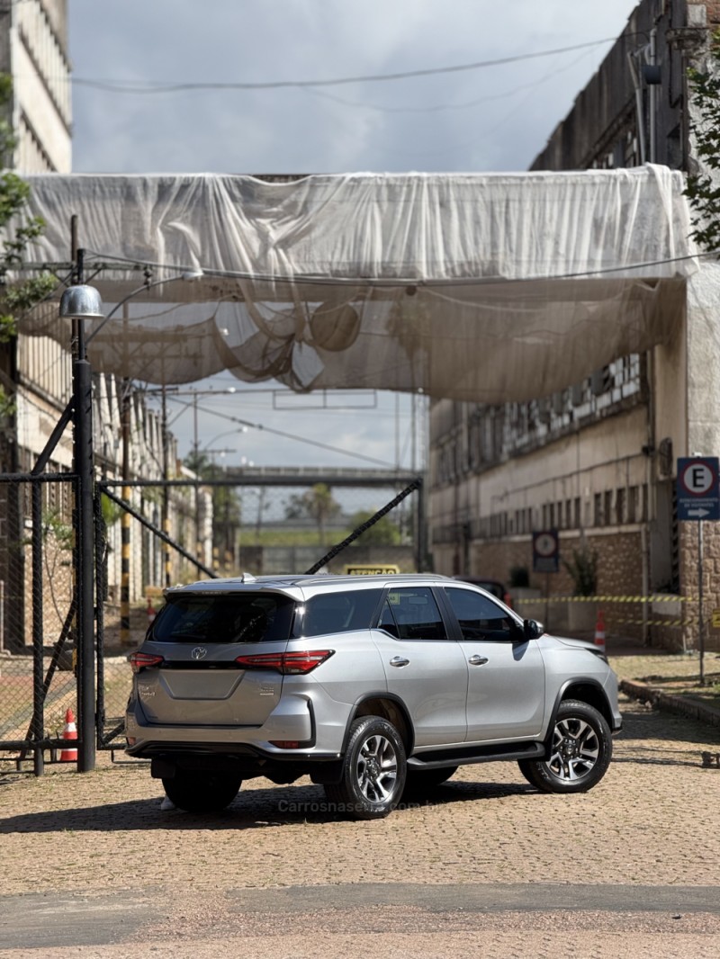HILUX SW4 2.8 4X4 SRX PLATINUM TURBO 7 LUGARES DIESEL 4P AUTOMÁTICO - 2024 - CAXIAS DO SUL