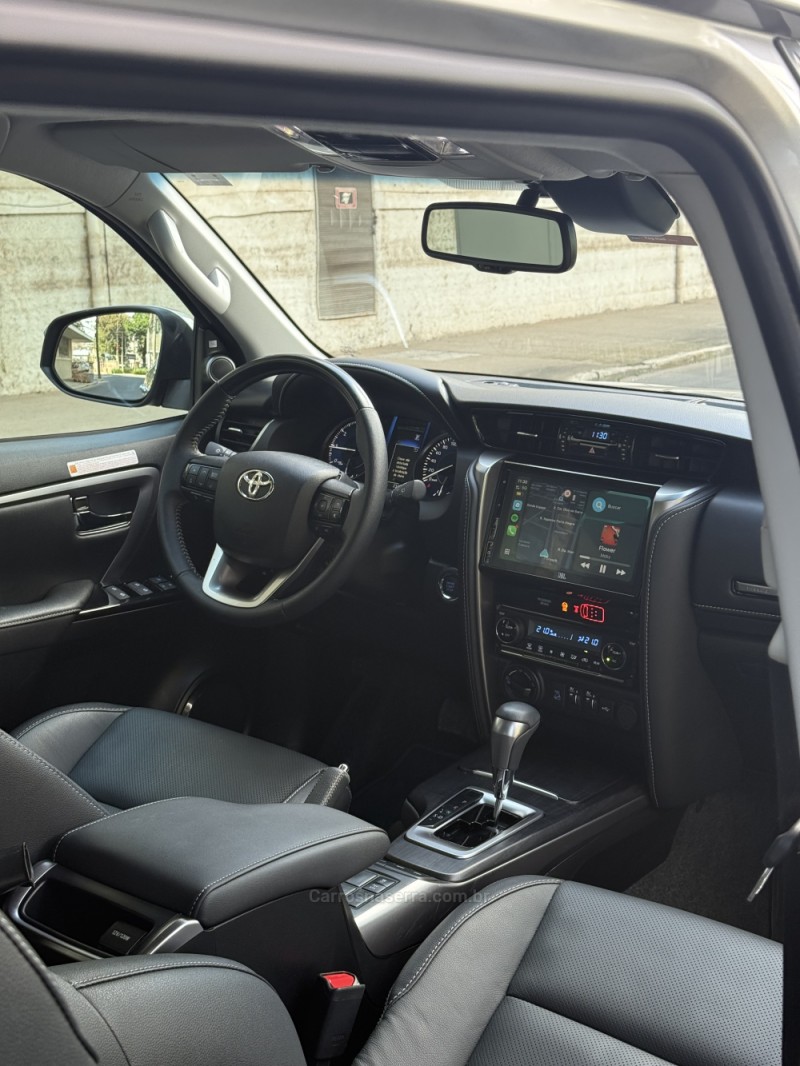 HILUX SW4 2.8 4X4 SRX PLATINUM TURBO 7 LUGARES DIESEL 4P AUTOMÁTICO - 2024 - CAXIAS DO SUL