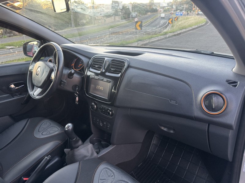 SANDERO 1.6 STEPWAY 8V FLEX 4P MANUAL - 2017 - DOIS IRMãOS