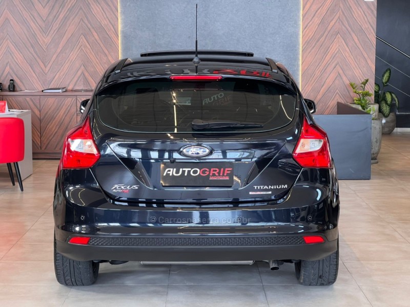 FOCUS 2.0 TITANIUM PLUS HATCH 16V FLEX 4P AUTO - 2015 - CAMPO BOM