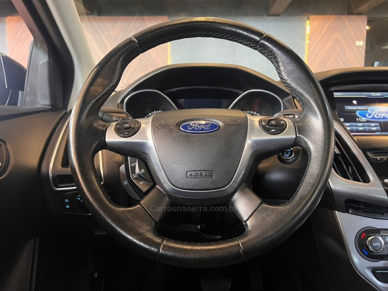 FOCUS 2.0 TITANIUM PLUS HATCH 16V FLEX 4P AUTO - 2015 - CAMPO BOM