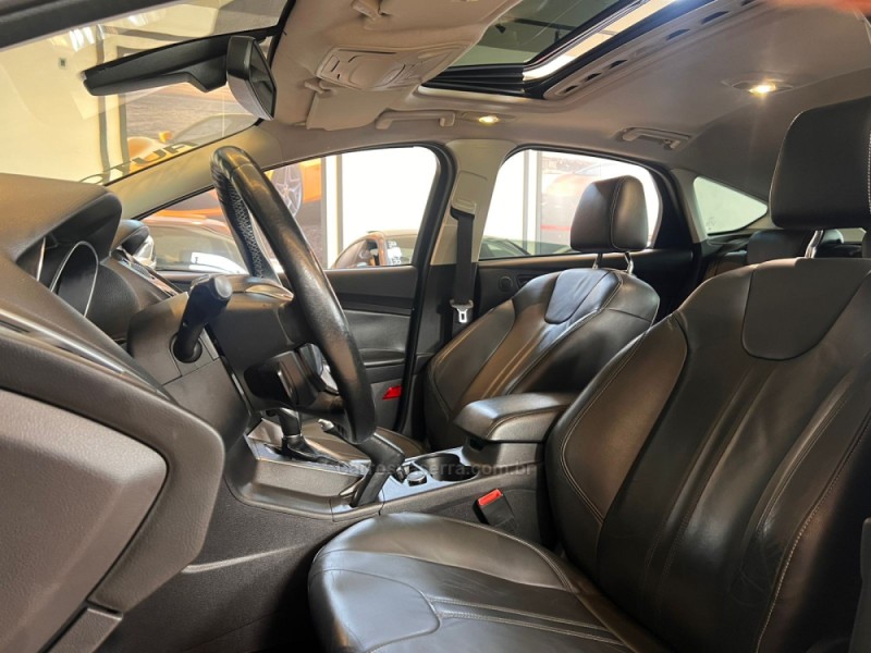 FOCUS 2.0 TITANIUM PLUS HATCH 16V FLEX 4P AUTO - 2015 - CAMPO BOM