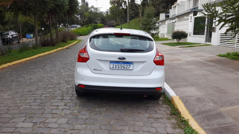 FOCUS 1.6 SE HATCH 16V FLEX 4P AUTOMÁTICO - 2015 - FARROUPILHA