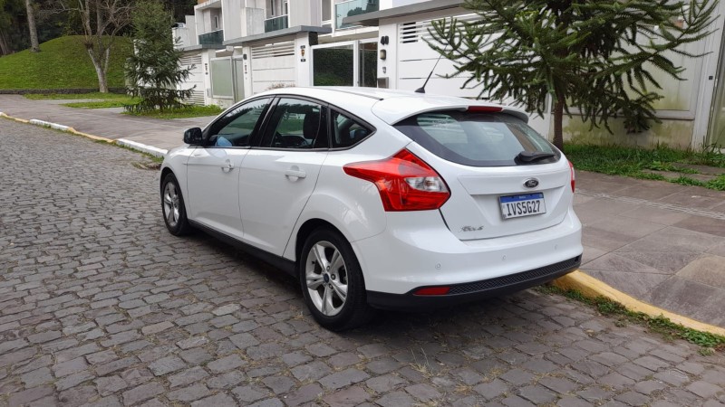 FOCUS 1.6 SE HATCH 16V FLEX 4P AUTOMÁTICO - 2015 - FARROUPILHA