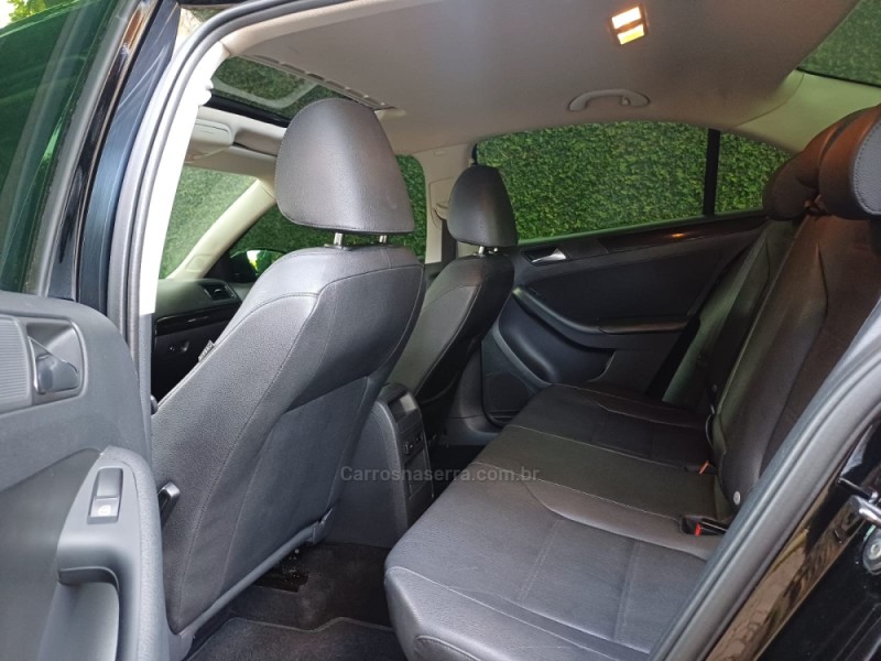 JETTA 2.0 COMFORTLINE FLEX 4P TIPTRONIC - 2012 - PARAí