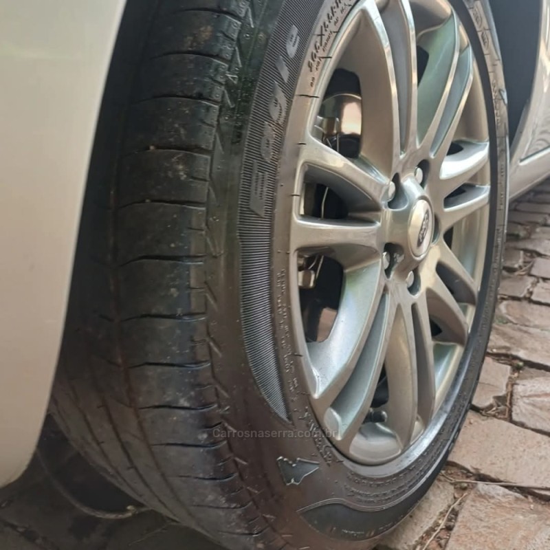 FOCUS 2.0 GLX 16V FLEX 4P MANUAL - 2011 - PARAí