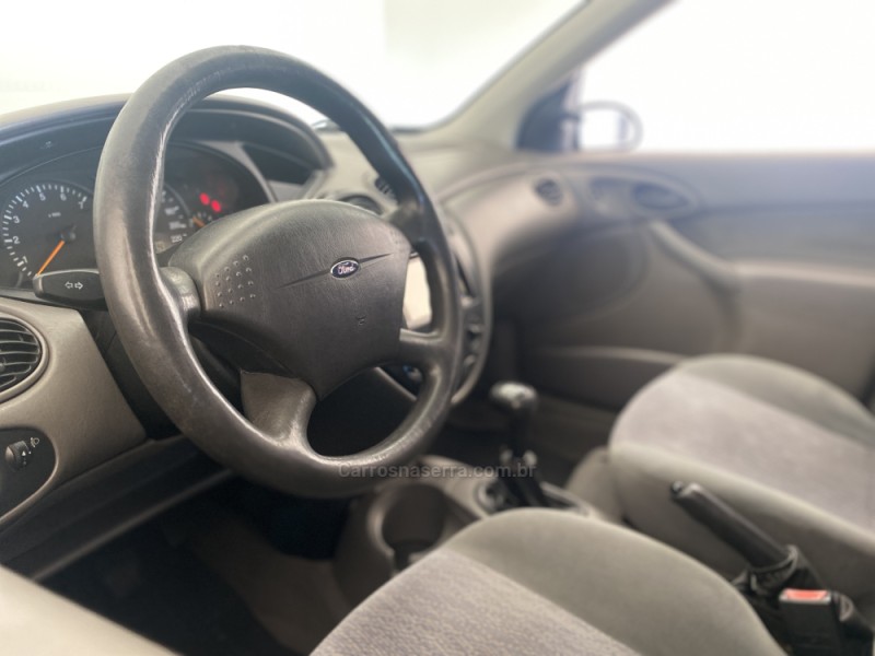 FOCUS 1.8 16V GASOLINA 4P MANUAL - 2001 - CARLOS BARBOSA