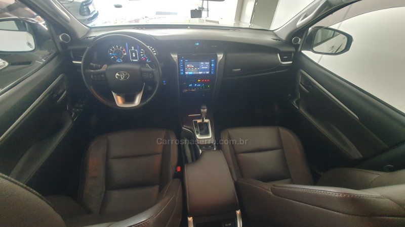 HILUX SW4 2.7 SRV 4X2 16V FLEX 7 LUGARES 4P AUTOMÁTICO - 2018 - ENCANTADO