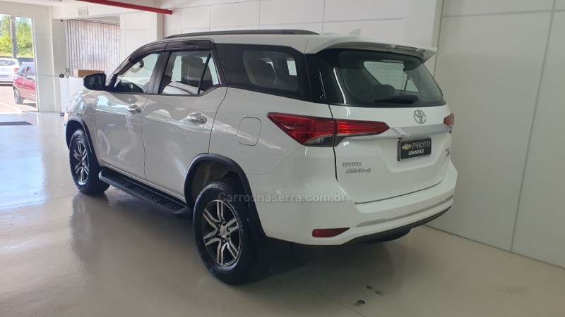 HILUX SW4 2.7 SRV 4X2 16V FLEX 7 LUGARES 4P AUTOMÁTICO - 2018 - ENCANTADO