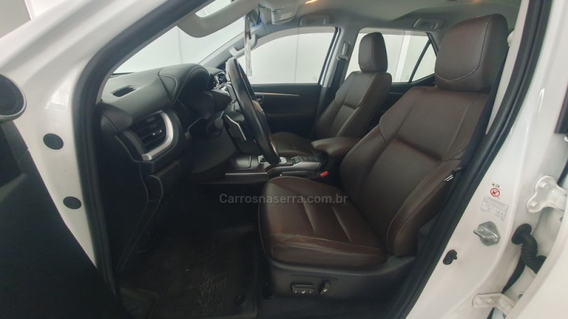 HILUX SW4 2.7 SRV 4X2 16V FLEX 7 LUGARES 4P AUTOMÁTICO - 2018 - ENCANTADO