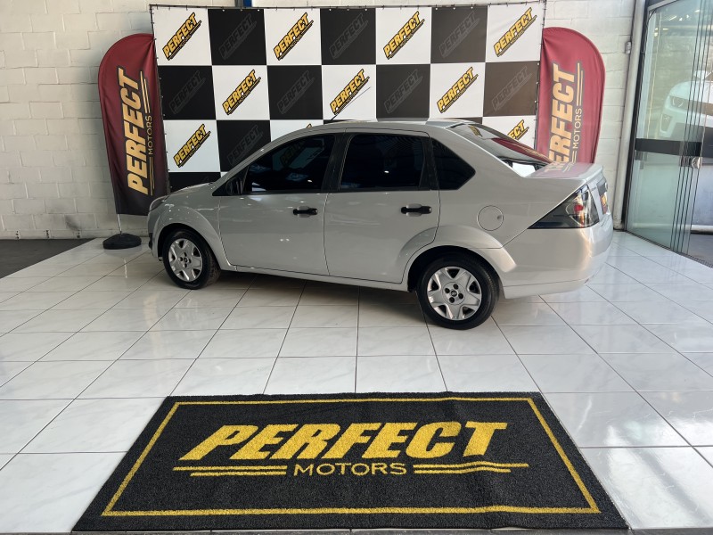 FIESTA 1.6 MPI 8V GASOLINA 4P MANUAL - 2011 - PORTãO