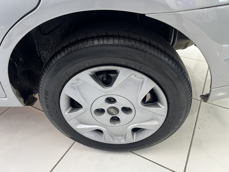 FIESTA 1.6 MPI 8V GASOLINA 4P MANUAL - 2011 - PORTãO