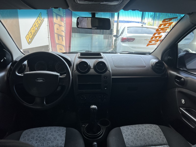 FIESTA 1.6 MPI 8V GASOLINA 4P MANUAL - 2011 - PORTãO