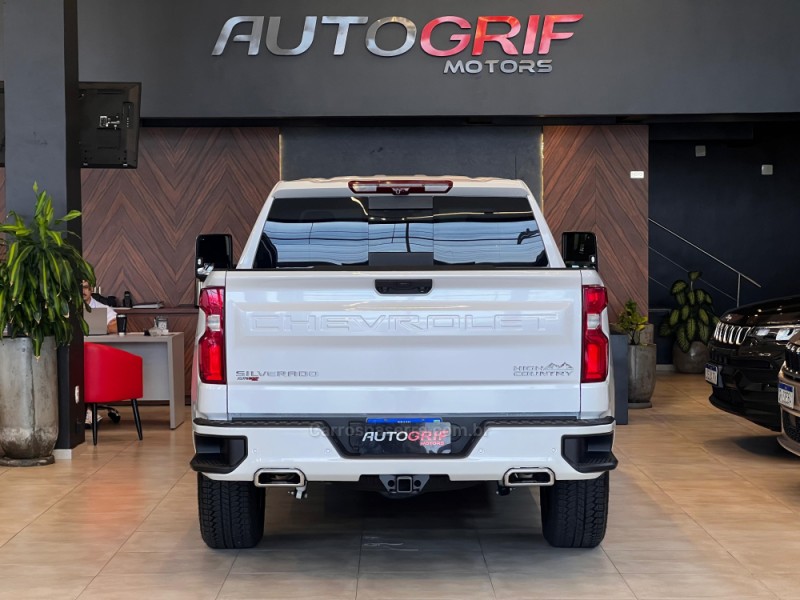 SILVERADO 5.3 1500 HIGH 4X4 COUNTRY GASOLINA 4X4 AUTOMÁTICO - 2024 - CAMPO BOM