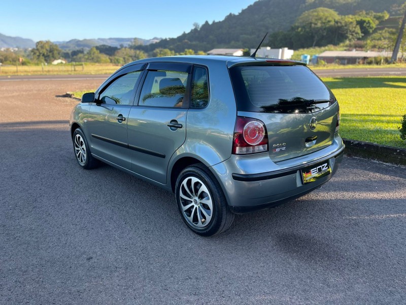 POLO 1.6 MI 8V E-FLEX 4P MANUAL - 2009 - BOM PRINCíPIO