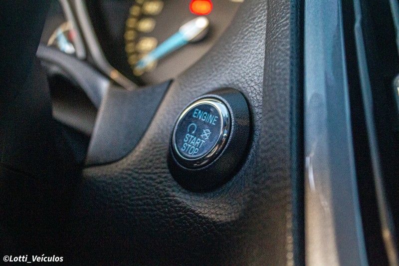 FOCUS 2.0 TITANIUM PLUS 16V FLEX 4P AUTOMÁTICO - 2015 - FARROUPILHA
